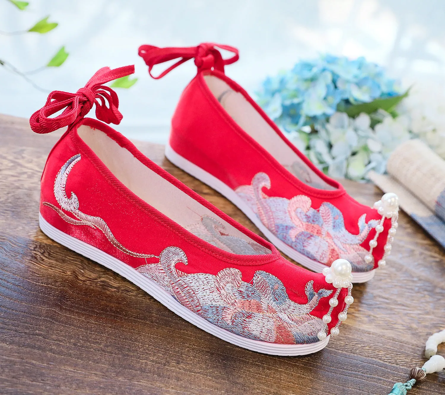 Ancient Style Invisible Elevated Embroidered Warped Canvas Shoes